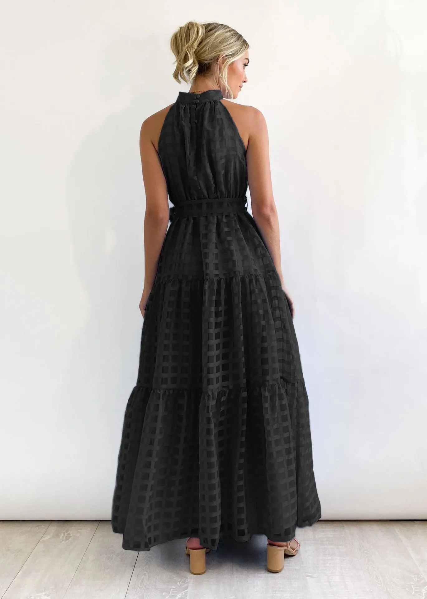 Chic Halter Neck Tiered Maxi Dress with Tie-Waist Elegance