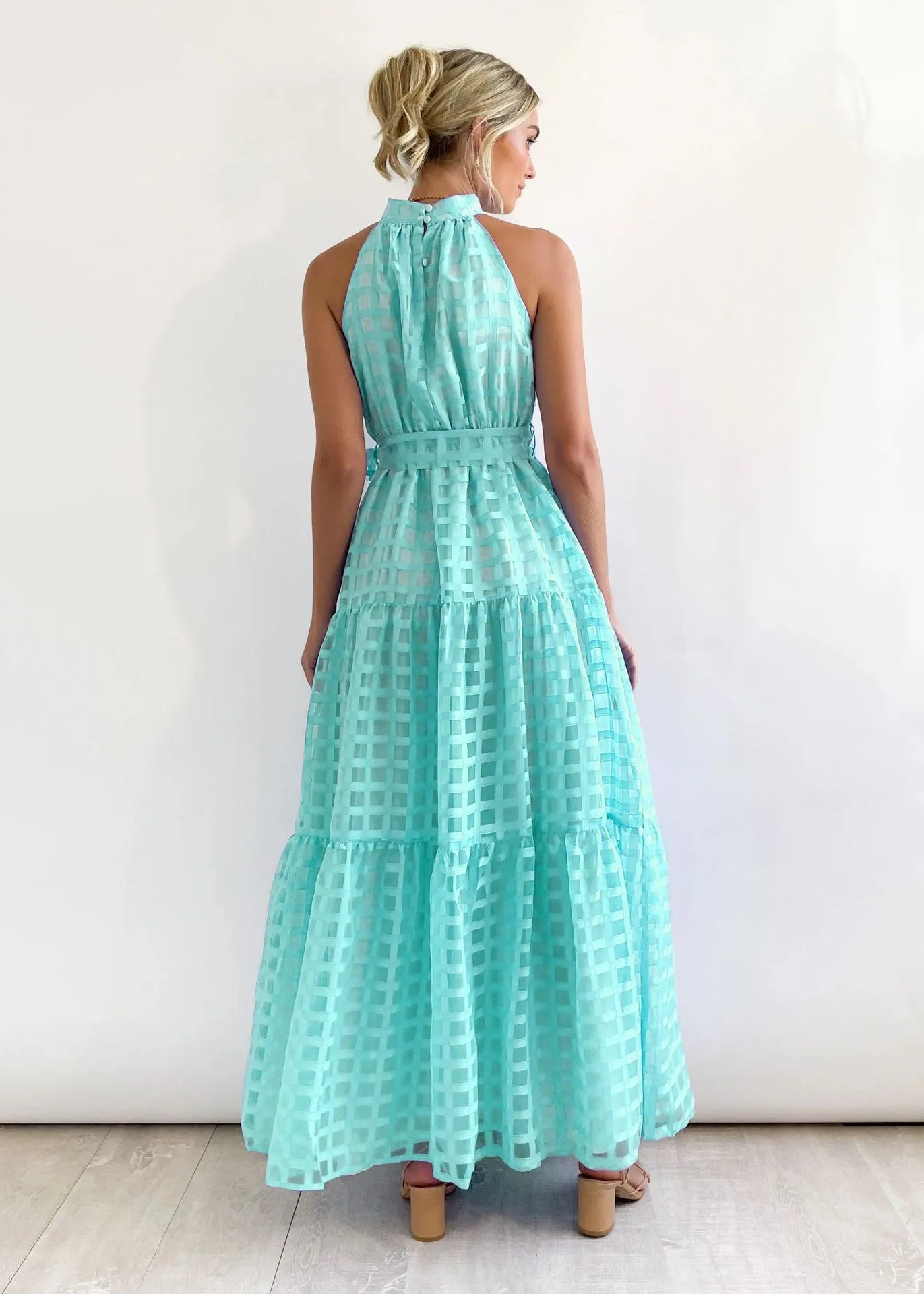 Chic Halter Neck Tiered Maxi Dress with Tie-Waist Elegance
