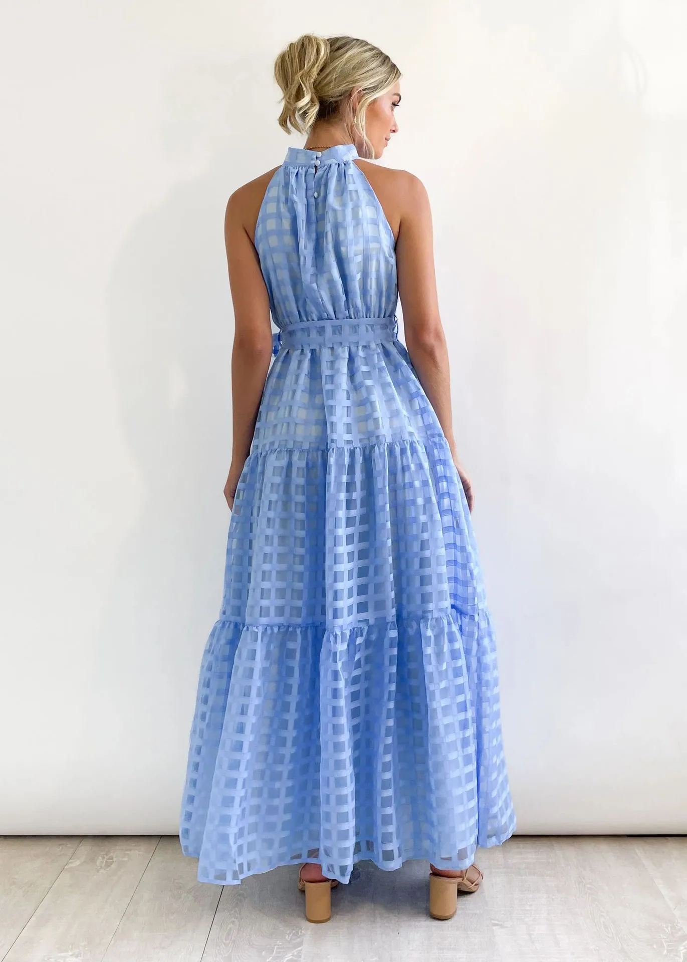 Chic Halter Neck Tiered Maxi Dress with Tie-Waist Elegance