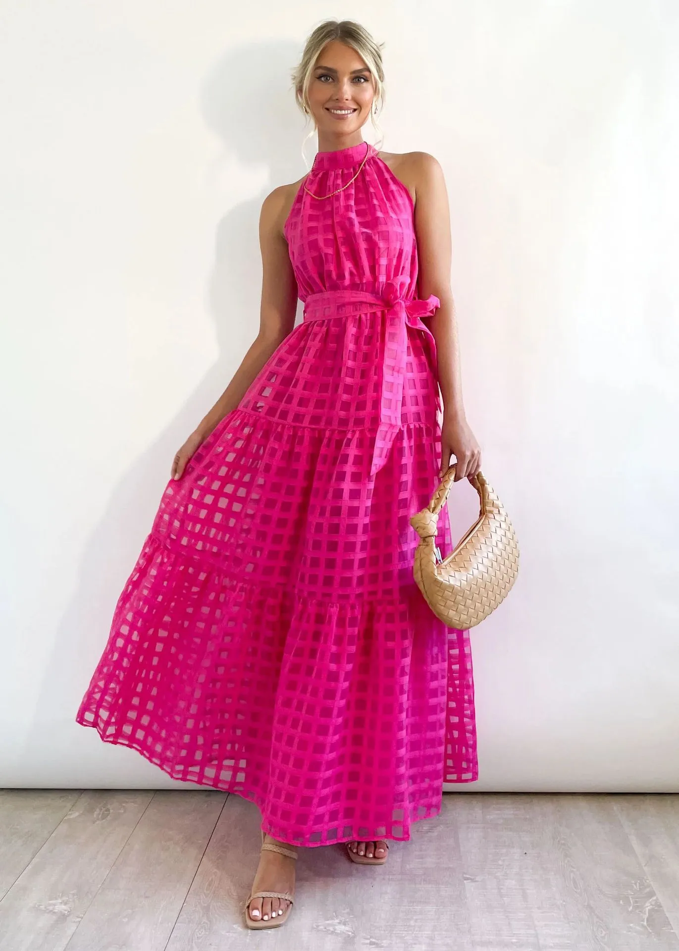 Chic Halter Neck Tiered Maxi Dress with Tie-Waist Elegance