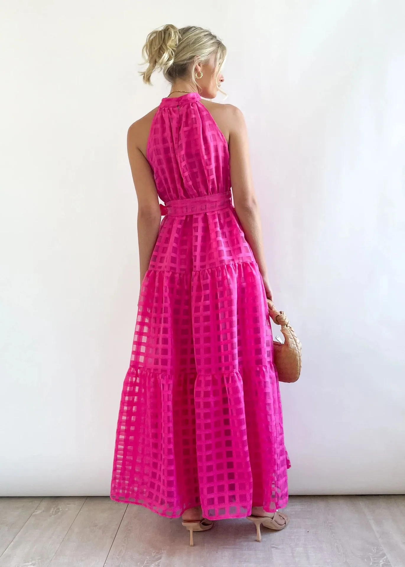 Chic Halter Neck Tiered Maxi Dress with Tie-Waist Elegance