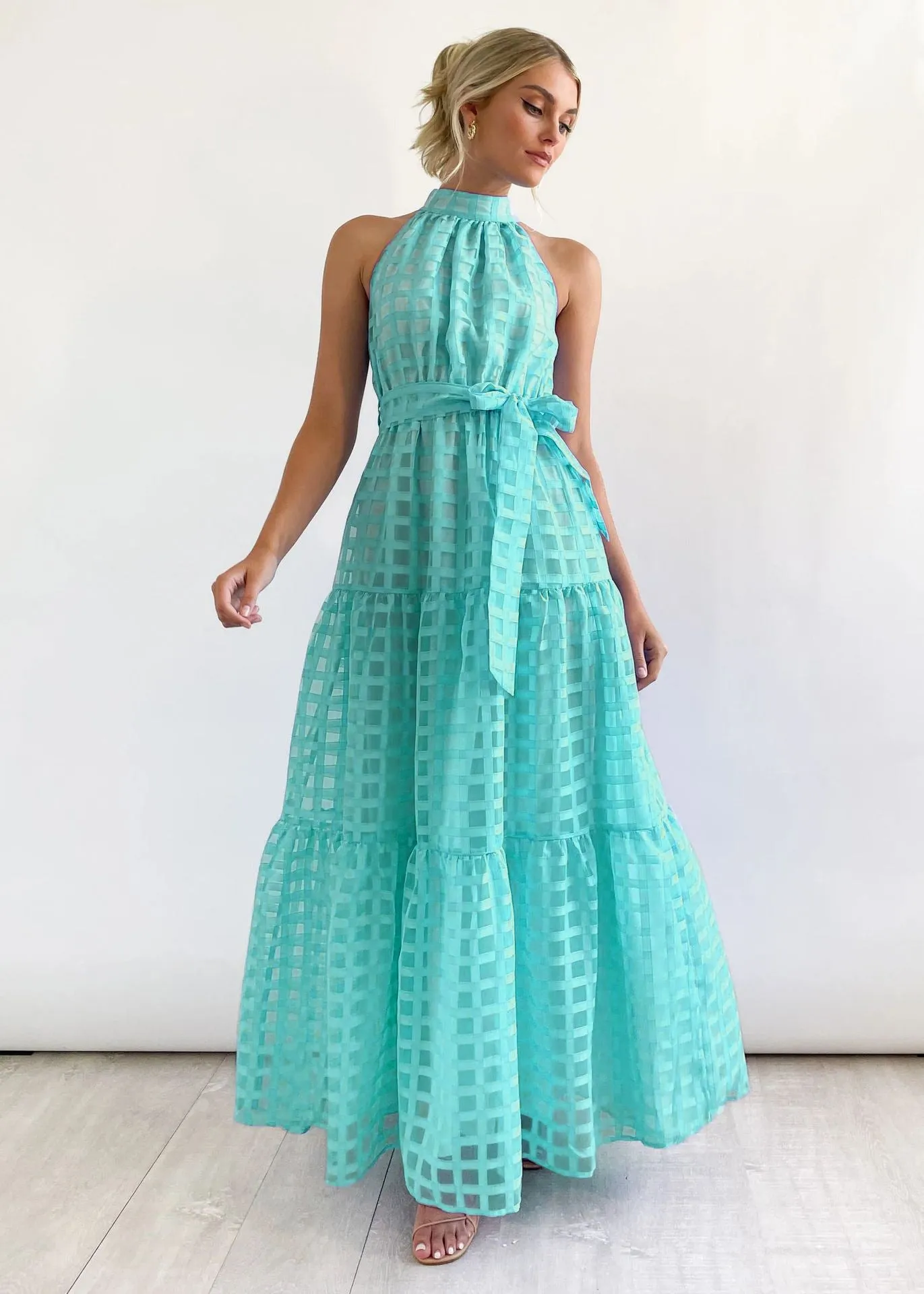 Chic Halter Neck Tiered Maxi Dress with Tie-Waist Elegance