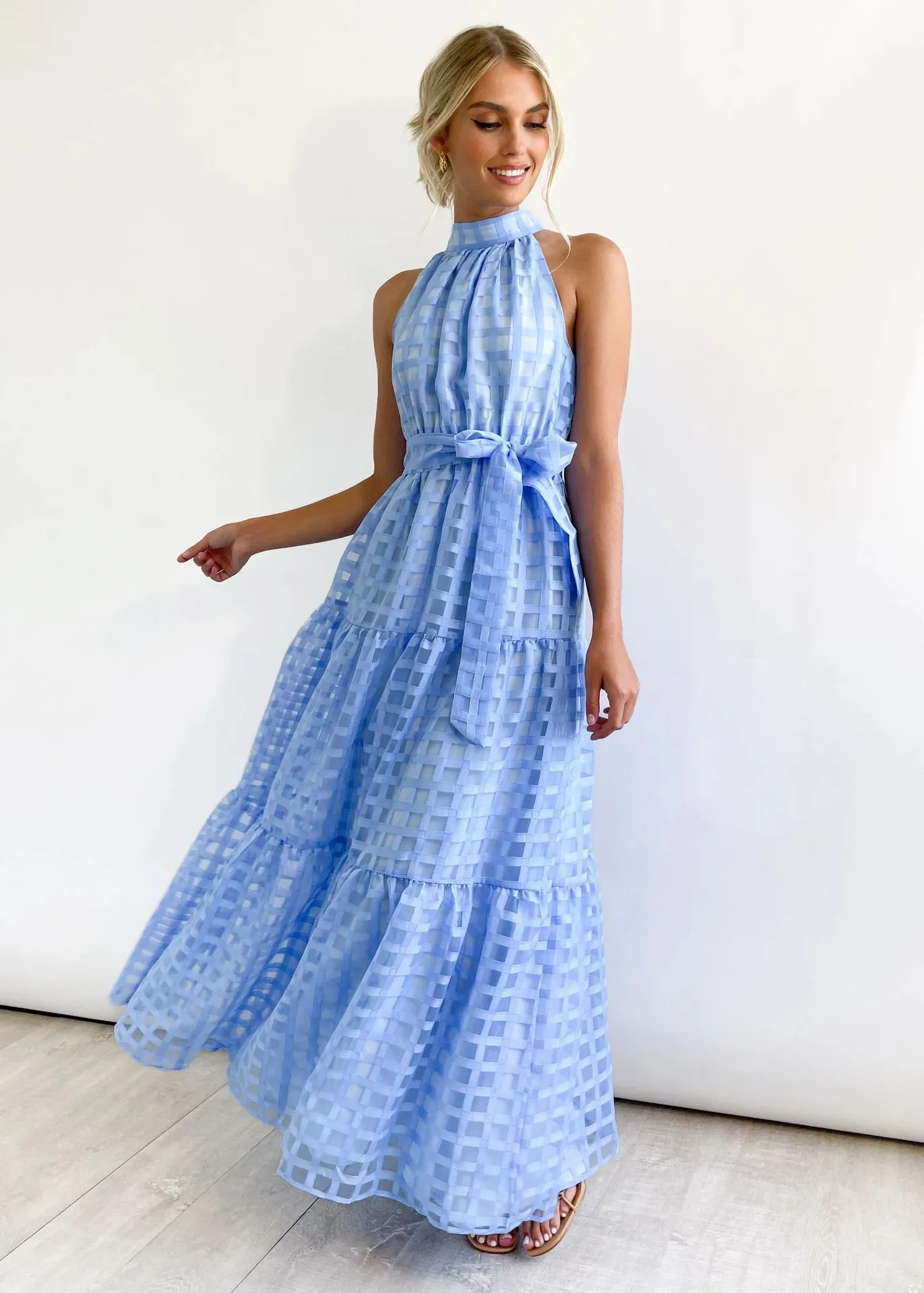 Chic Halter Neck Tiered Maxi Dress with Tie-Waist Elegance