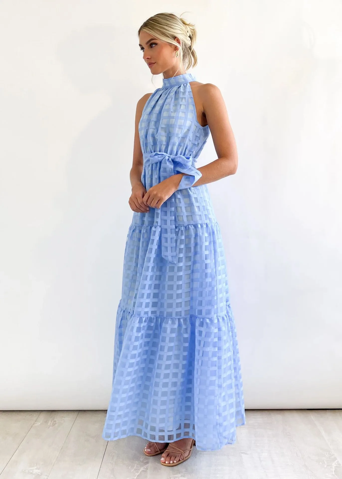 Chic Halter Neck Tiered Maxi Dress with Tie-Waist Elegance