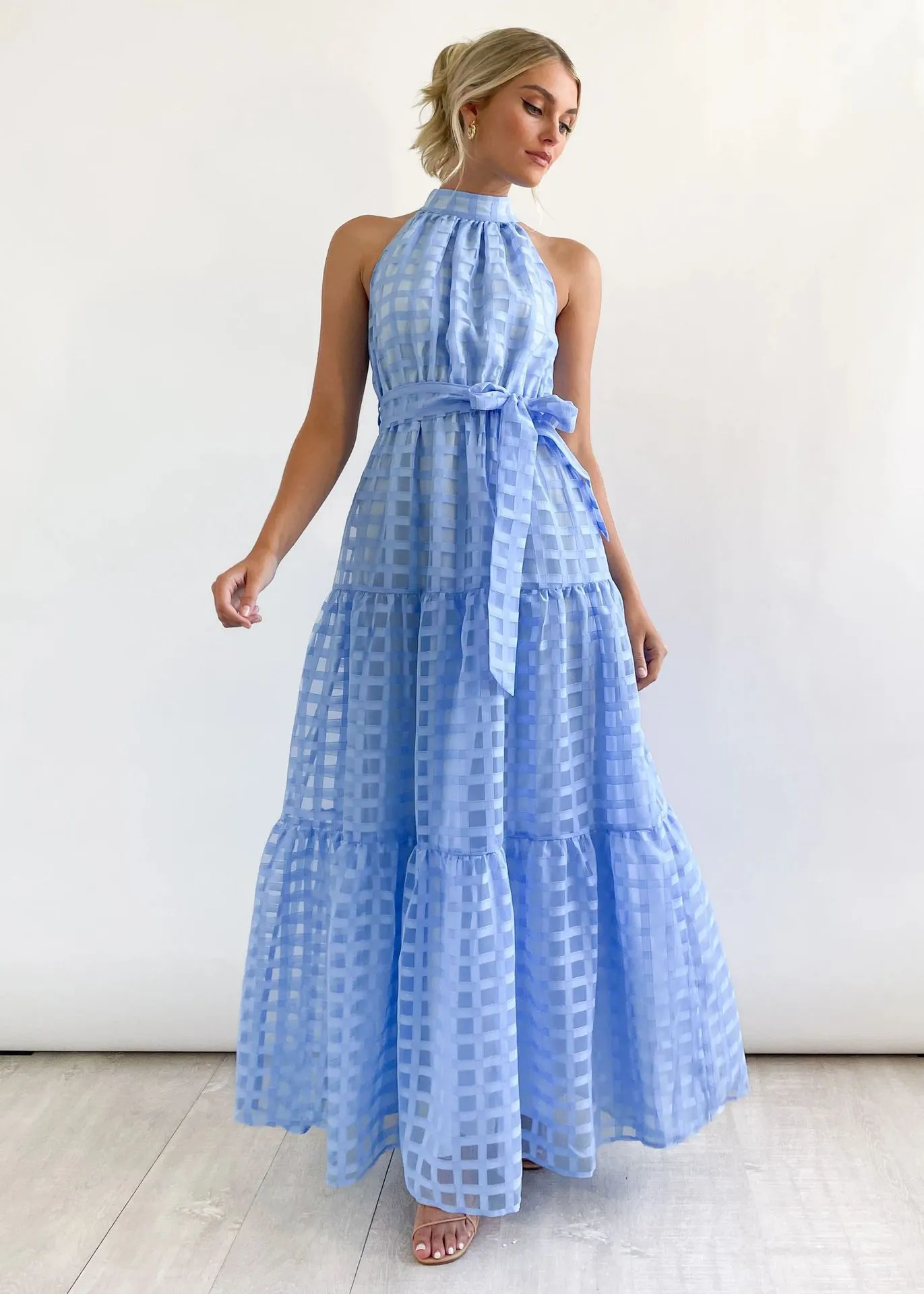 Chic Halter Neck Tiered Maxi Dress with Tie-Waist Elegance