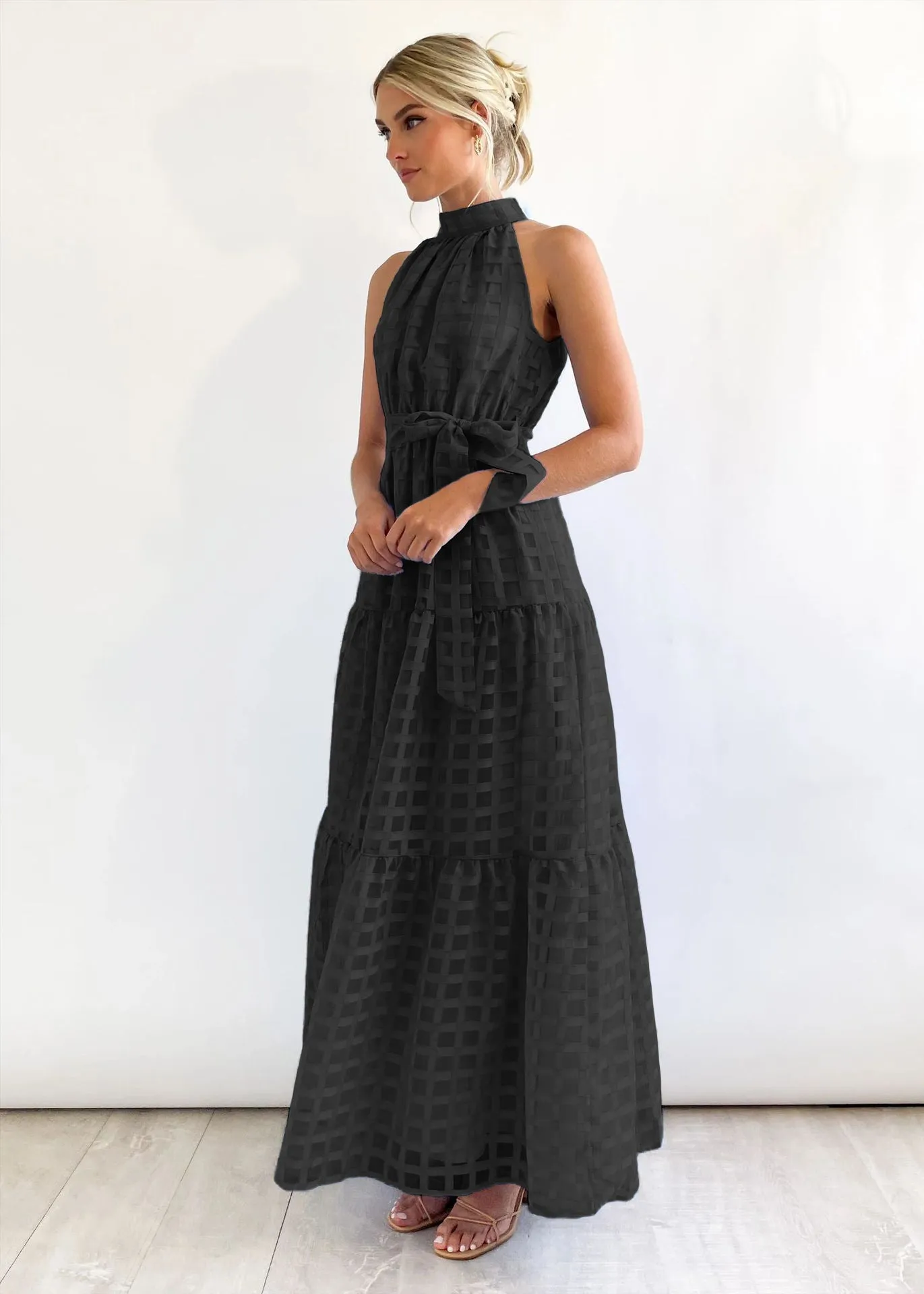 Chic Halter Neck Tiered Maxi Dress with Tie-Waist Elegance