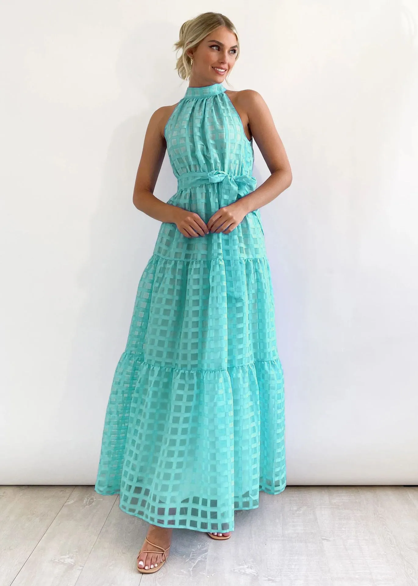 Chic Halter Neck Tiered Maxi Dress with Tie-Waist Elegance