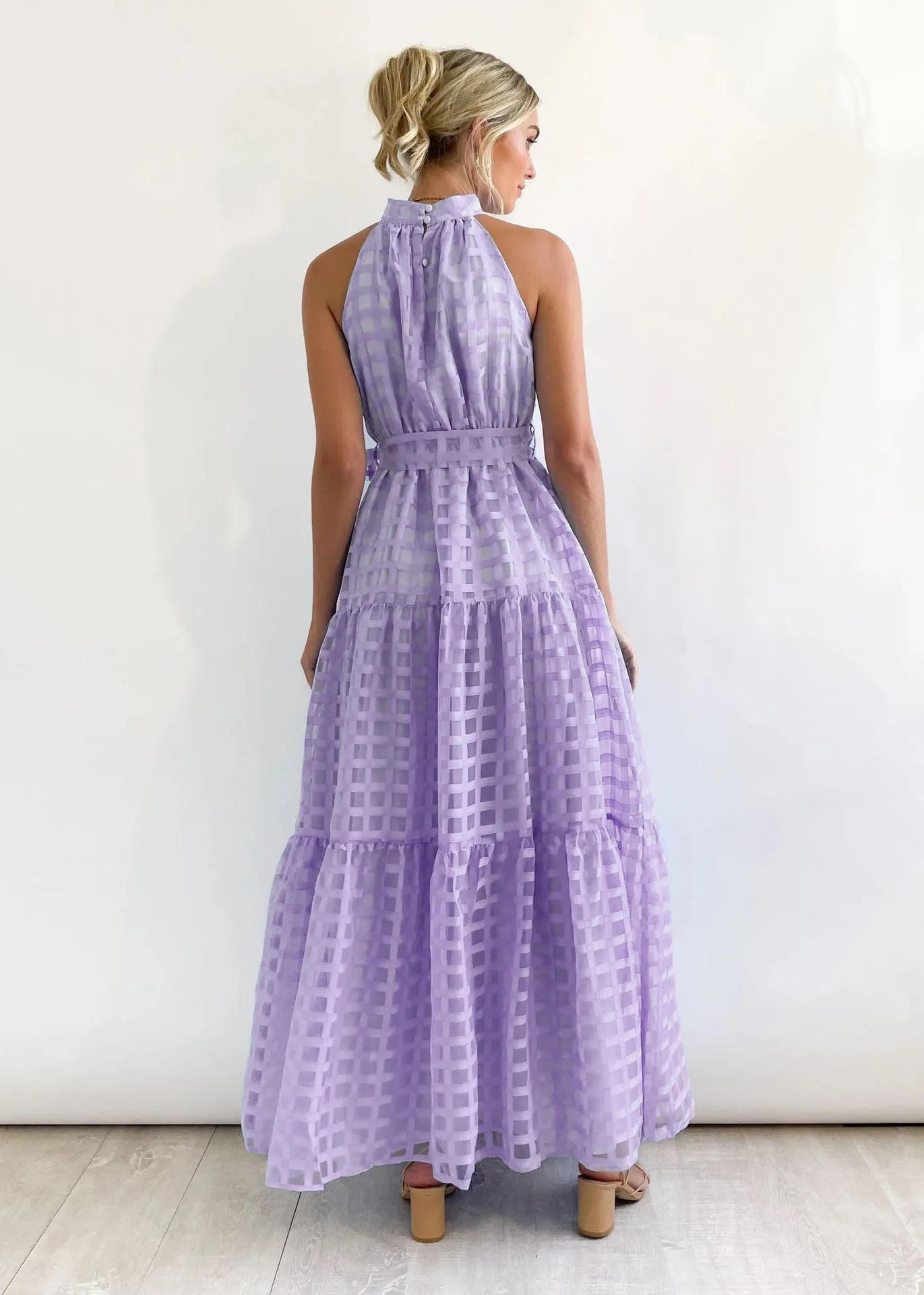 Chic Halter Neck Tiered Maxi Dress with Tie-Waist Elegance