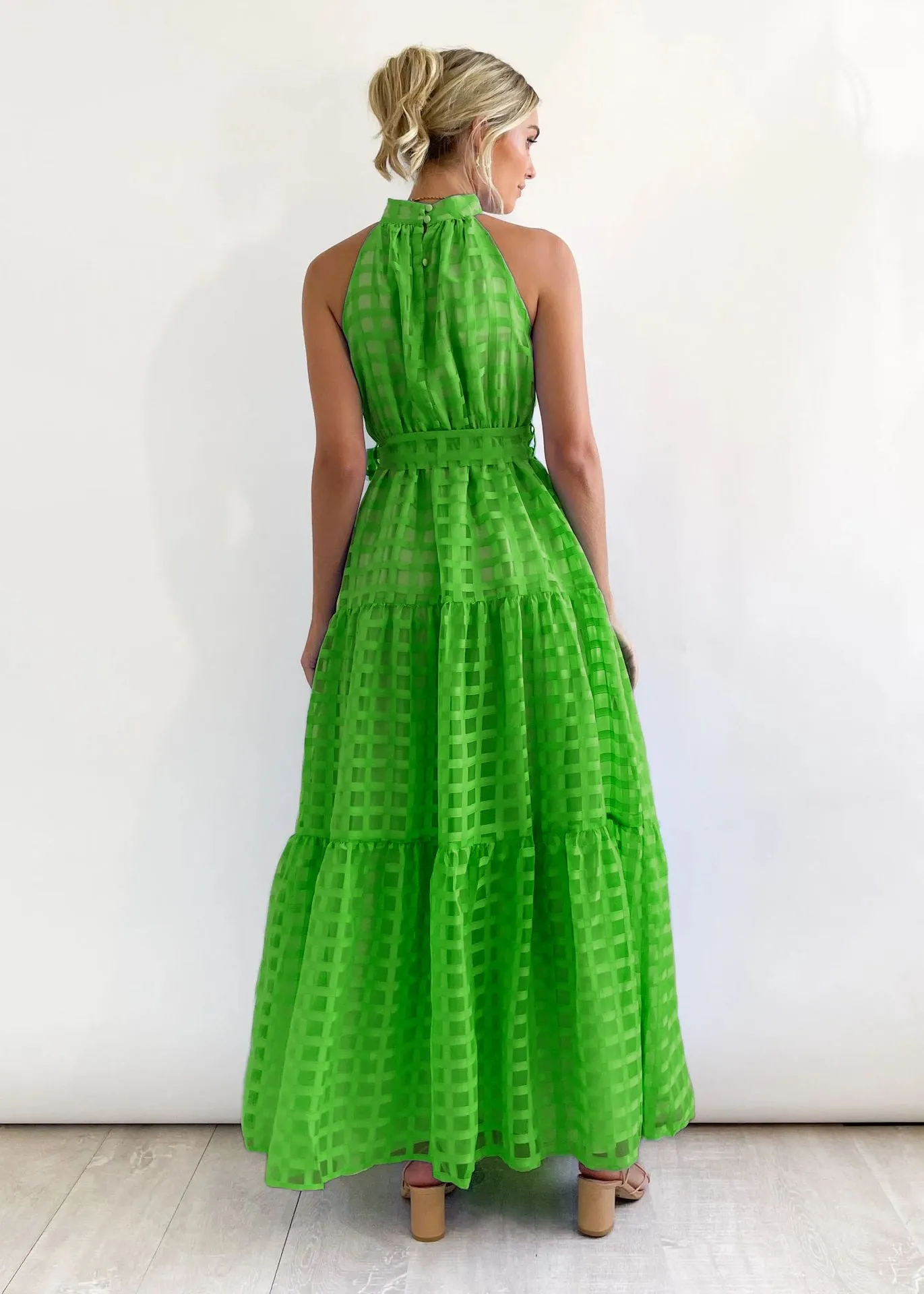 Chic Halter Neck Tiered Maxi Dress with Tie-Waist Elegance