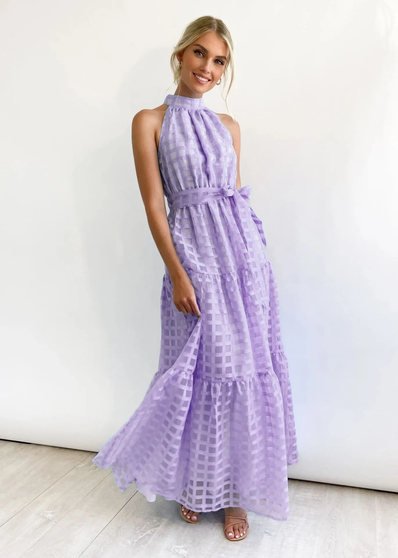 Chic Halter Neck Tiered Maxi Dress with Tie-Waist Elegance