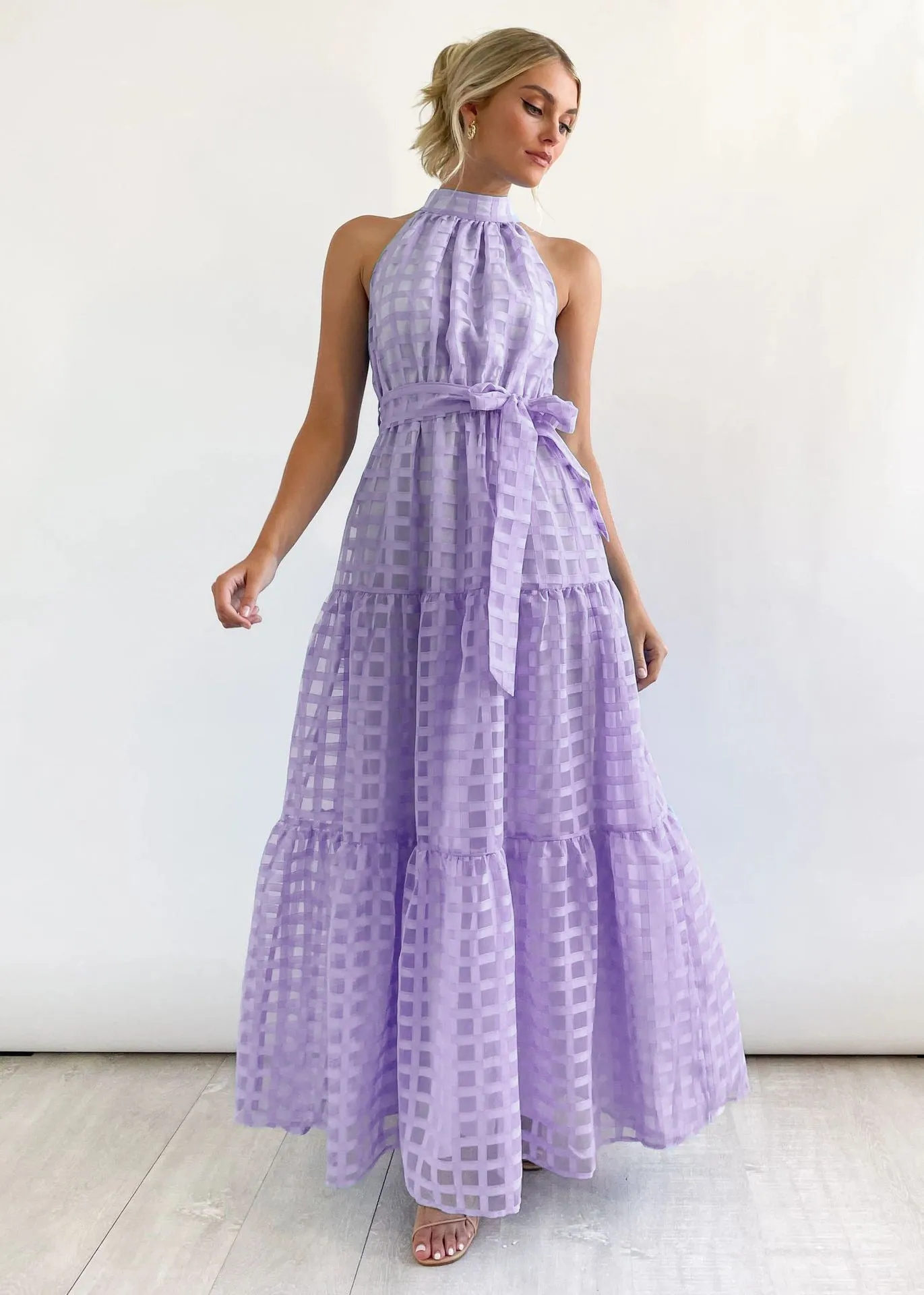 Chic Halter Neck Tiered Maxi Dress with Tie-Waist Elegance