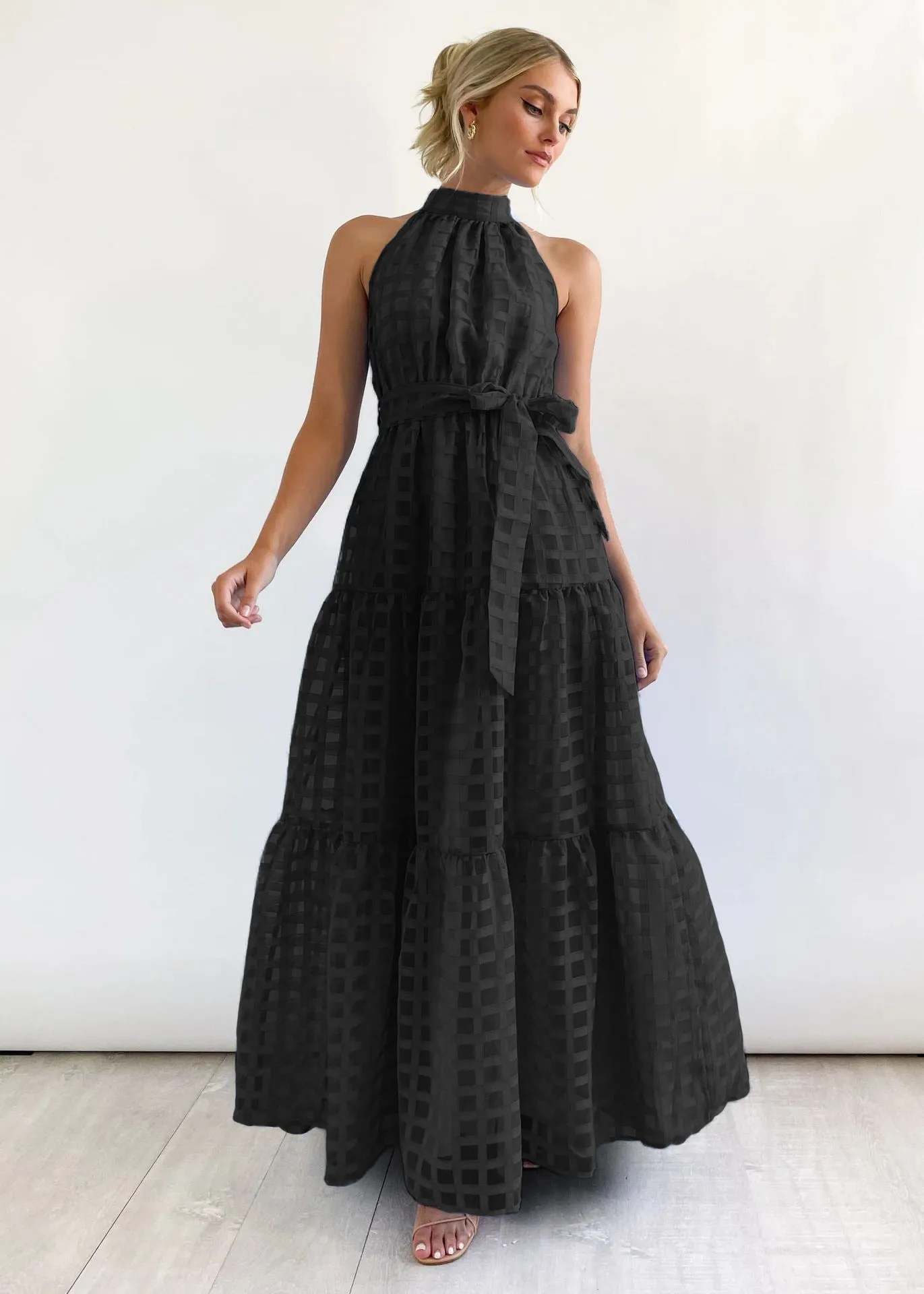 Chic Halter Neck Tiered Maxi Dress with Tie-Waist Elegance