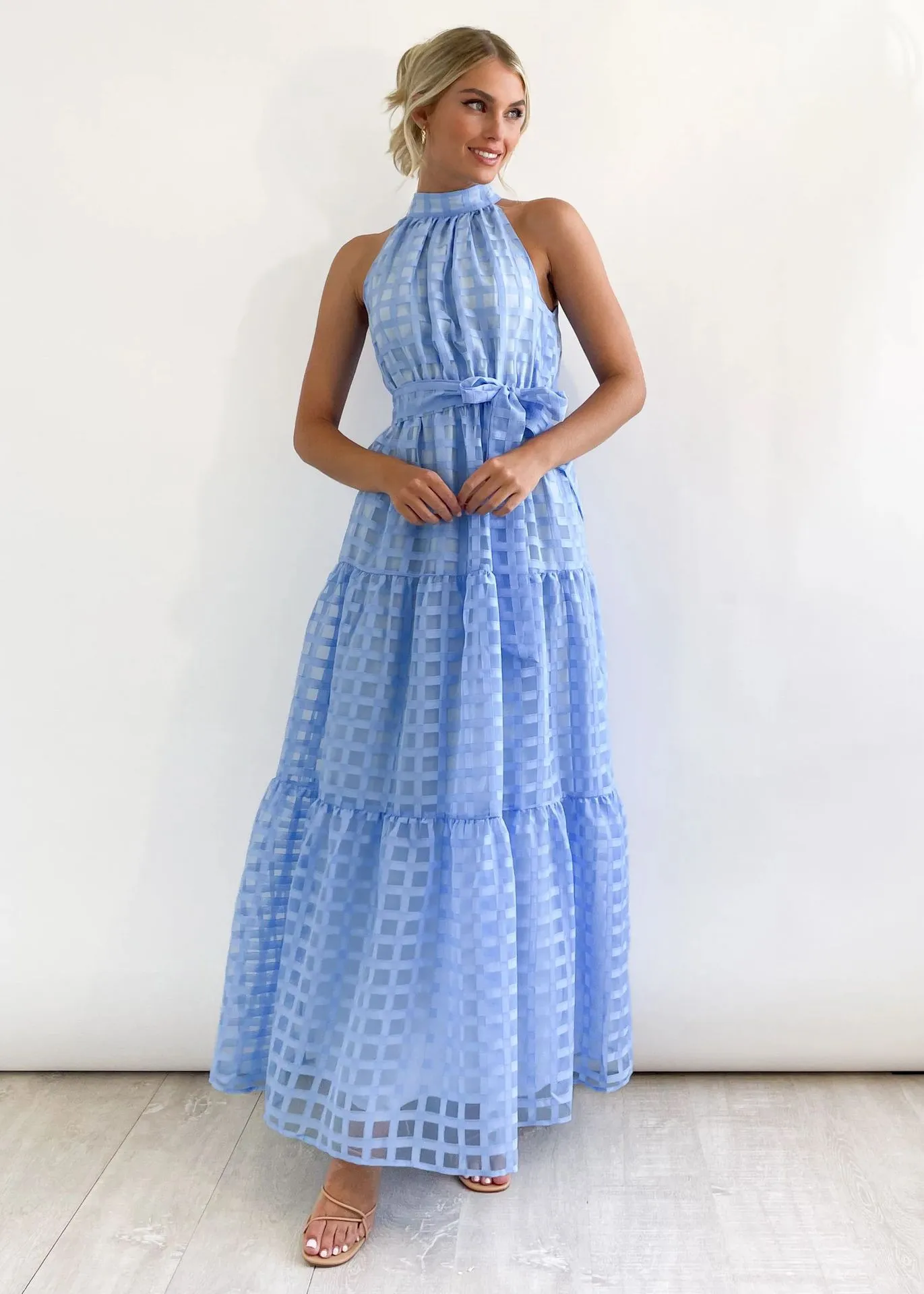 Chic Halter Neck Tiered Maxi Dress with Tie-Waist Elegance