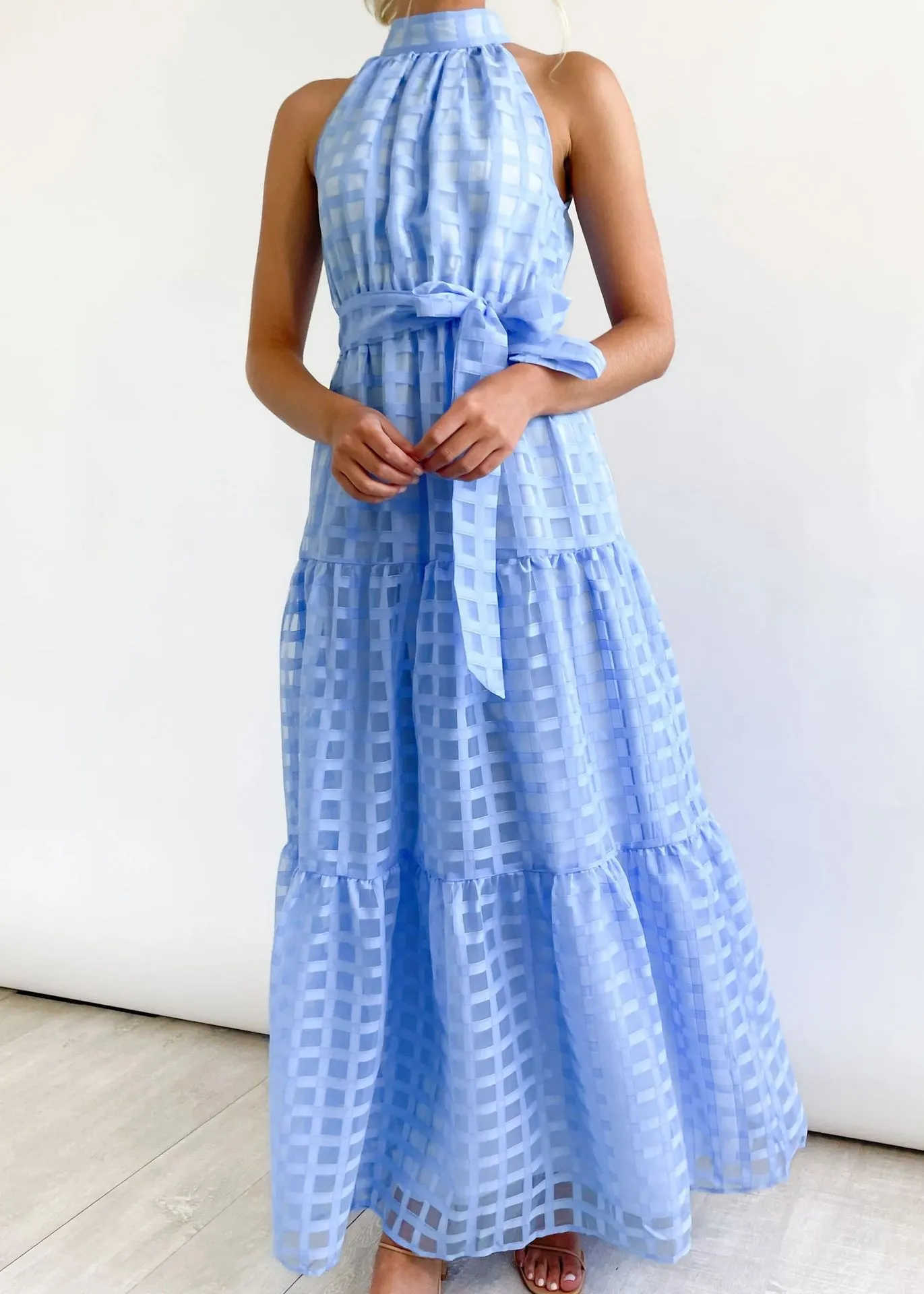Chic Halter Neck Tiered Maxi Dress with Tie-Waist Elegance