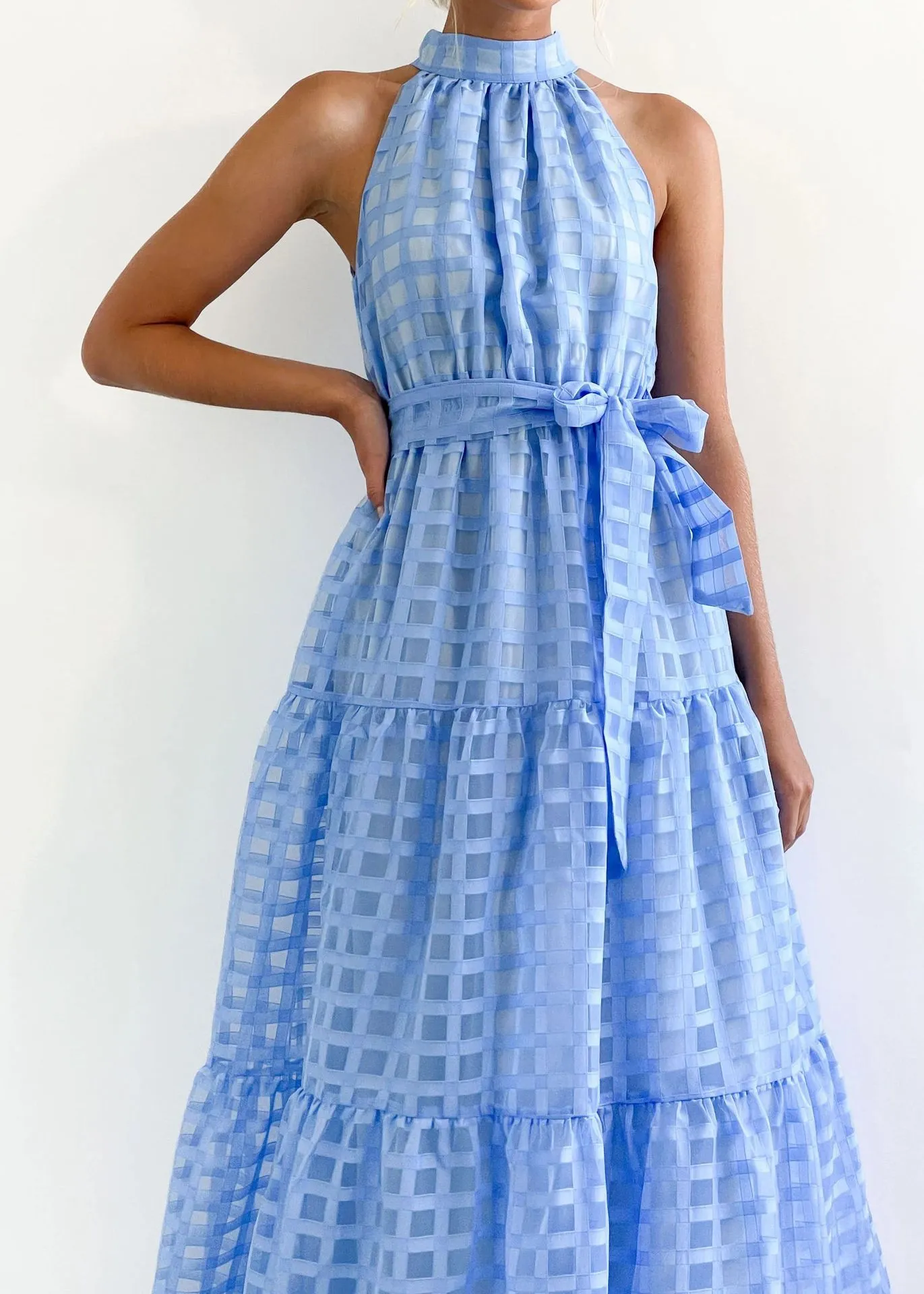 Chic Halter Neck Tiered Maxi Dress with Tie-Waist Elegance