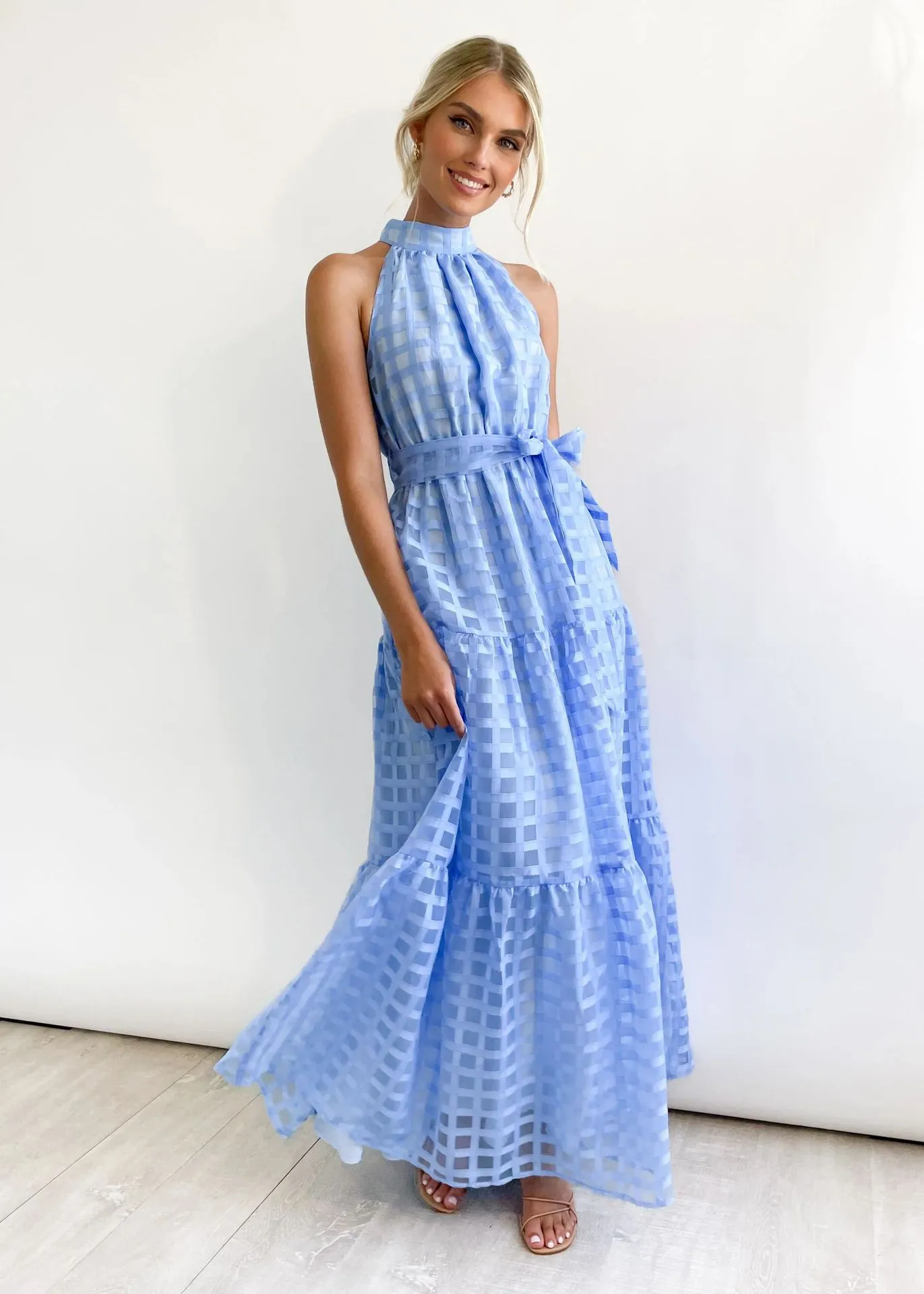 Chic Halter Neck Tiered Maxi Dress with Tie-Waist Elegance