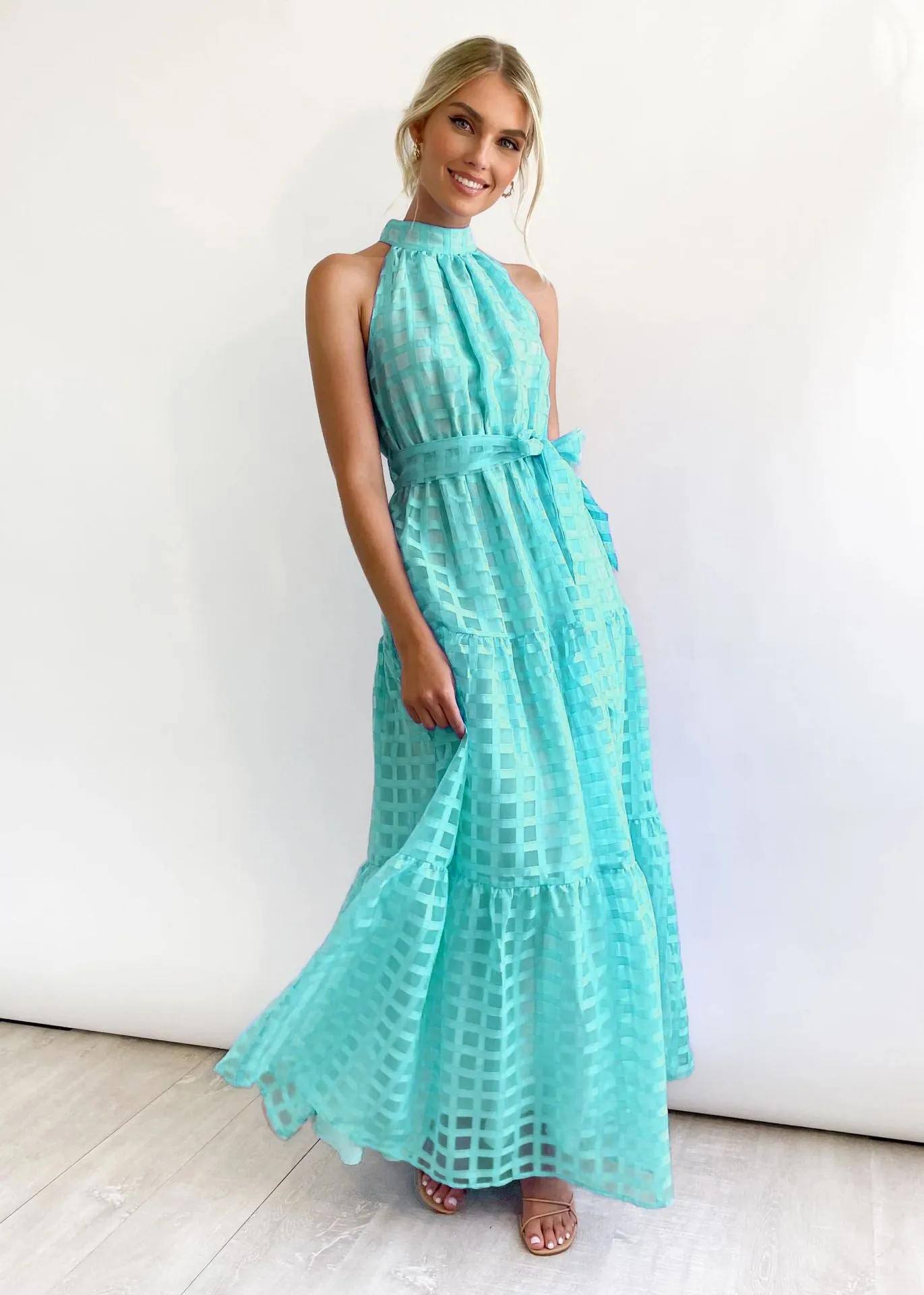 Chic Halter Neck Tiered Maxi Dress with Tie-Waist Elegance