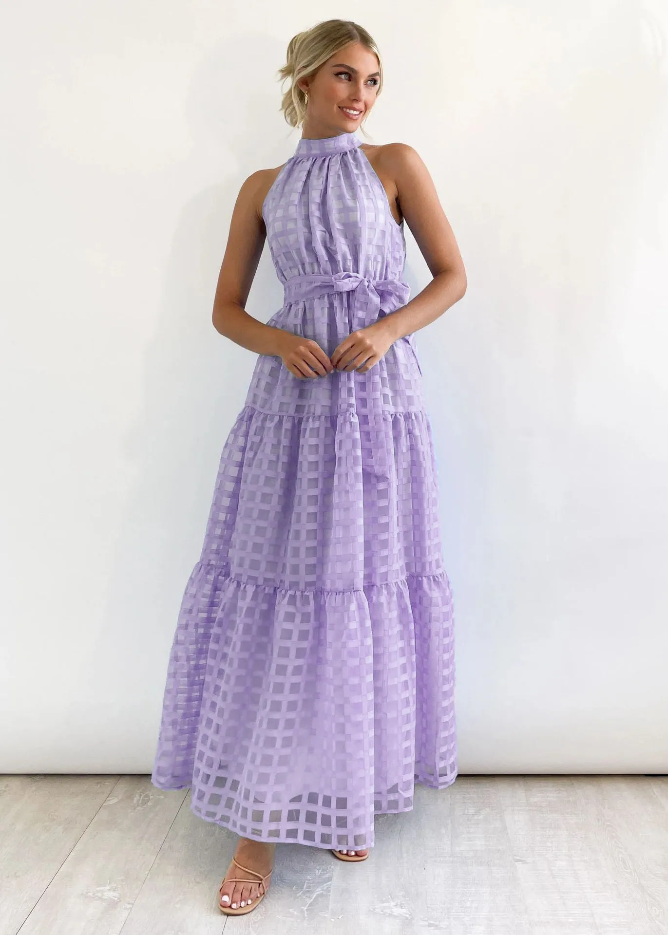 Chic Halter Neck Tiered Maxi Dress with Tie-Waist Elegance