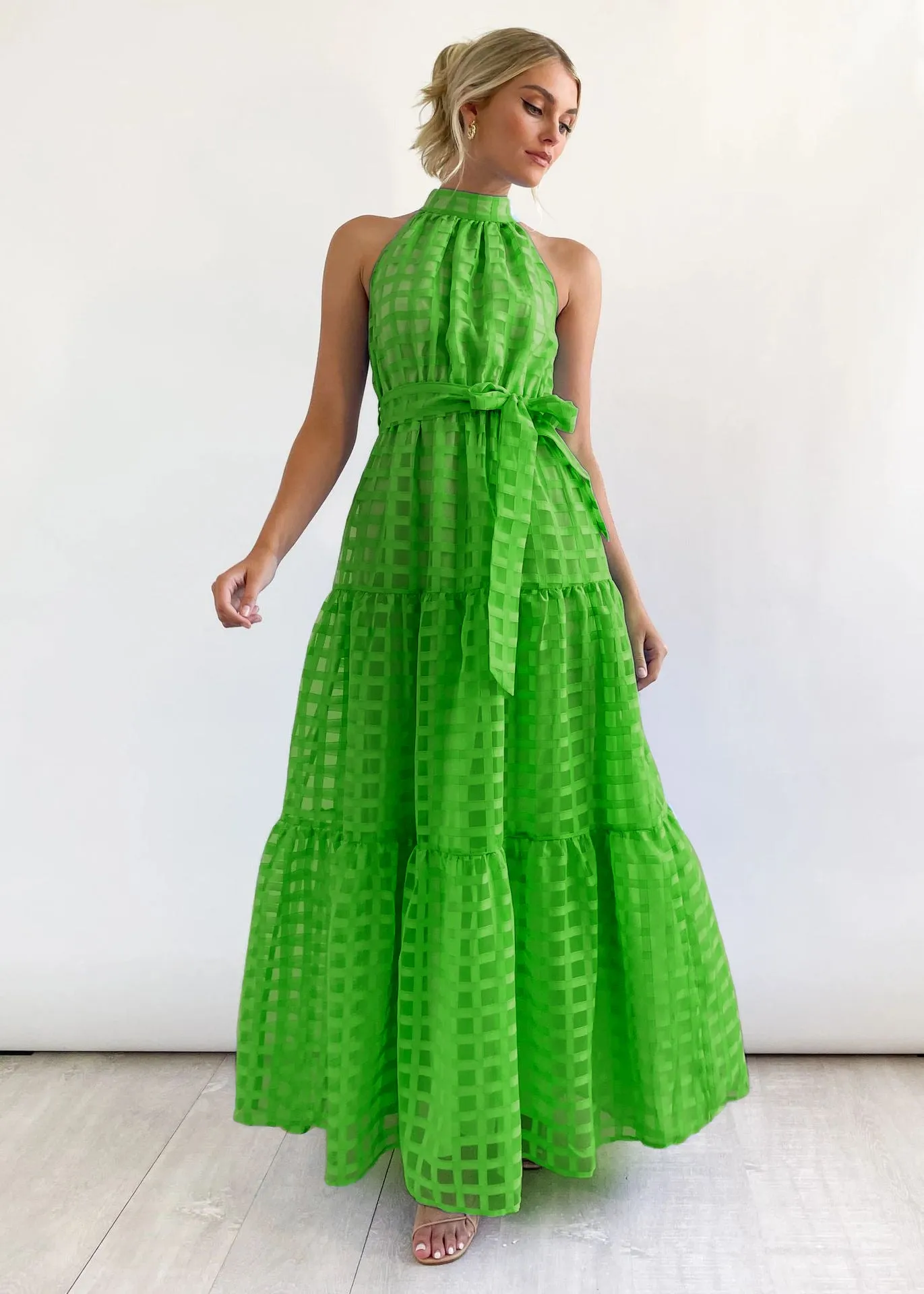 Chic Halter Neck Tiered Maxi Dress with Tie-Waist Elegance