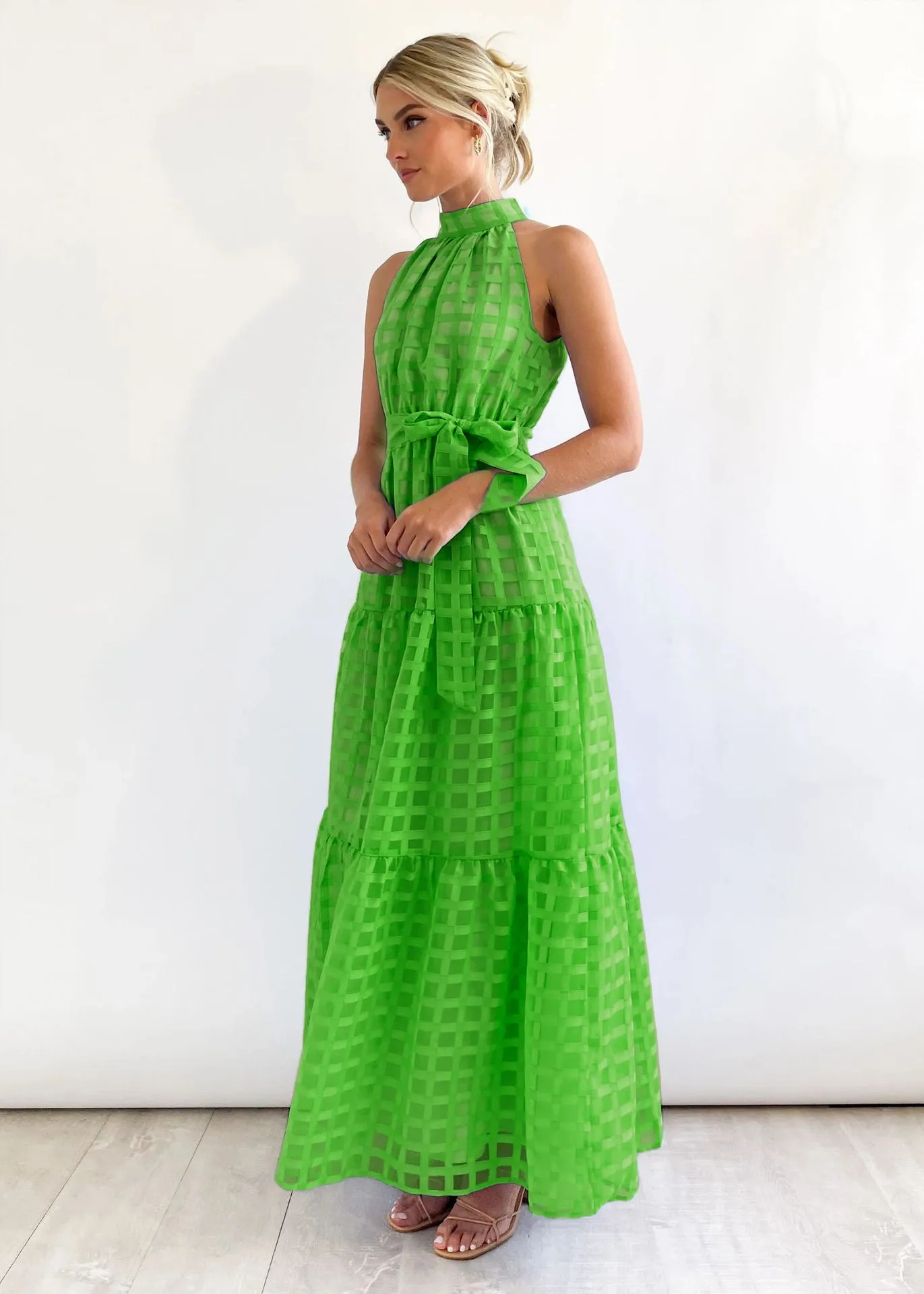 Chic Halter Neck Tiered Maxi Dress with Tie-Waist Elegance