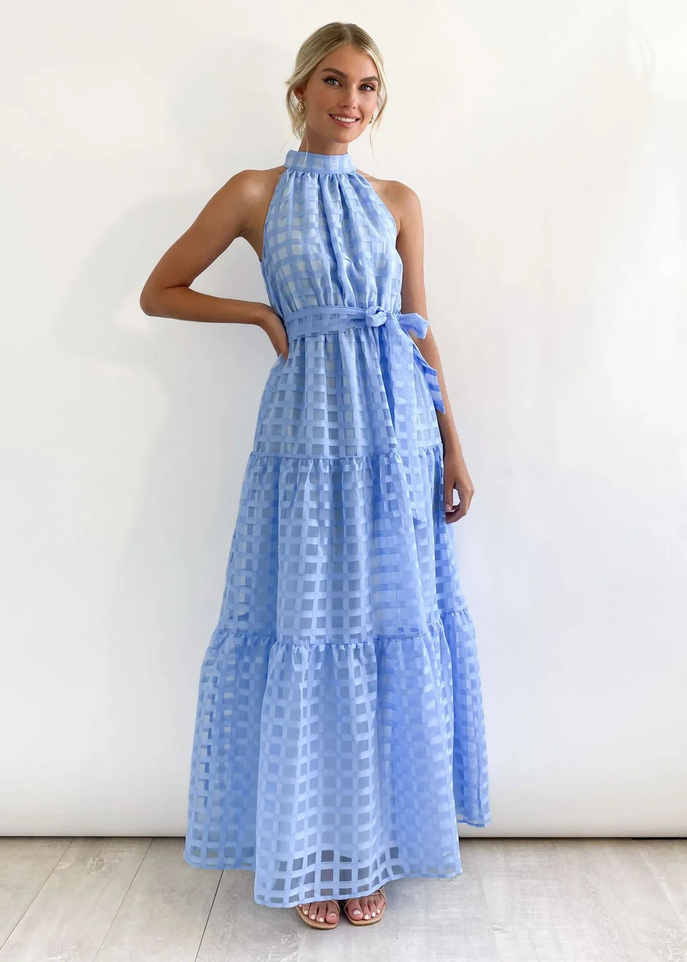 Chic Halter Neck Tiered Maxi Dress with Tie-Waist Elegance