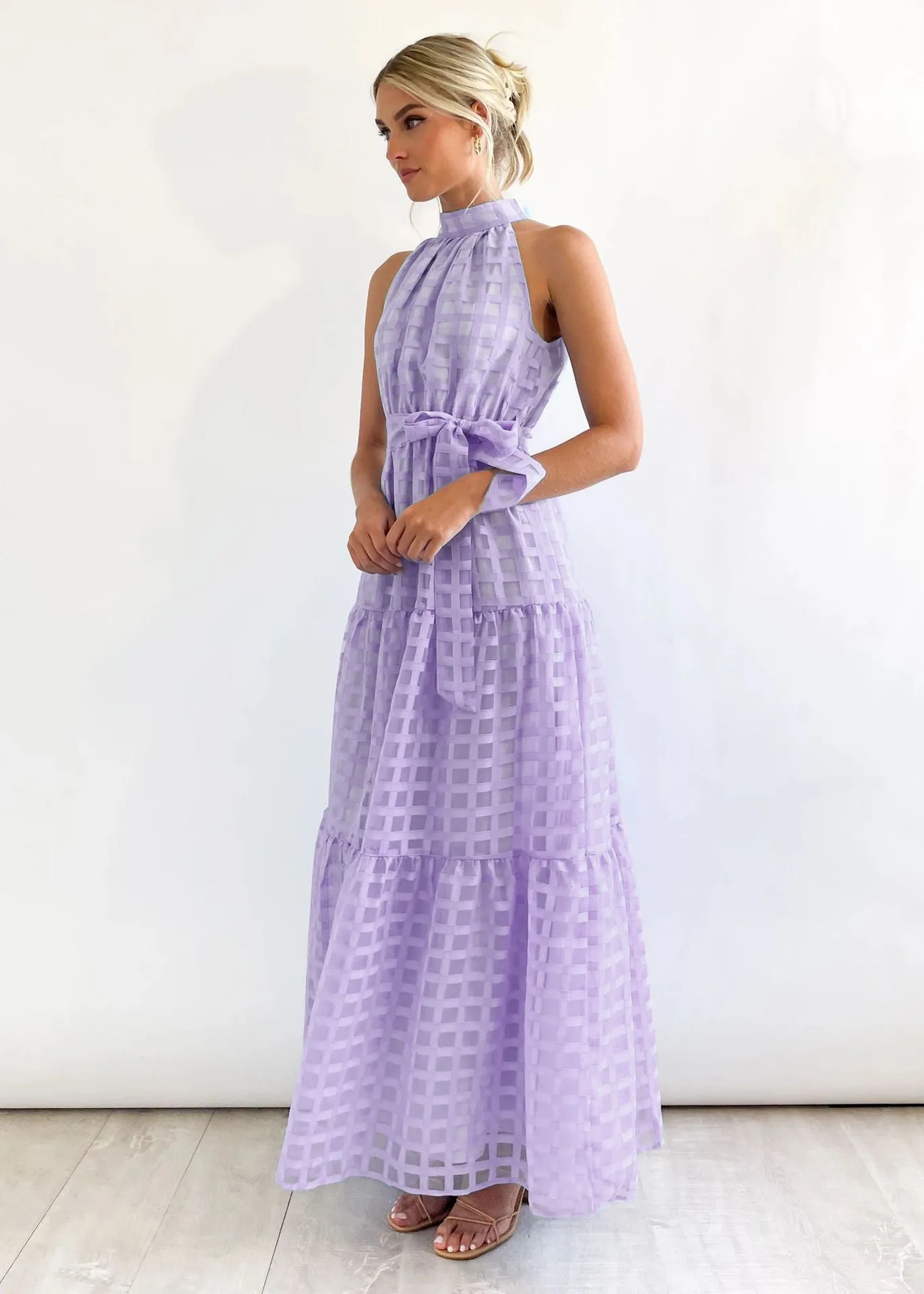 Chic Halter Neck Tiered Maxi Dress with Tie-Waist Elegance