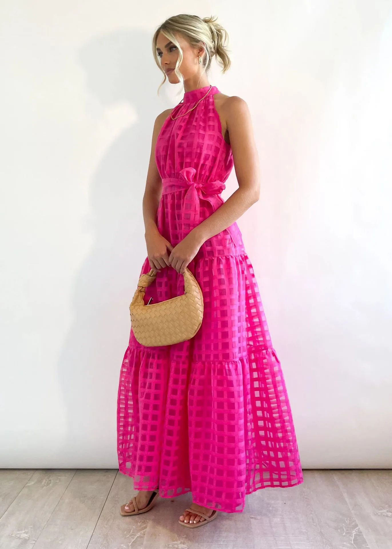 Chic Halter Neck Tiered Maxi Dress with Tie-Waist Elegance