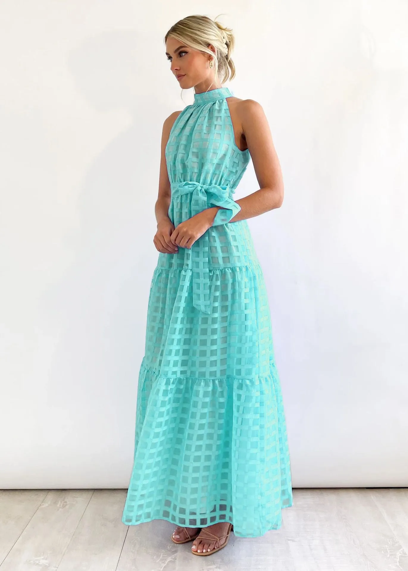 Chic Halter Neck Tiered Maxi Dress with Tie-Waist Elegance