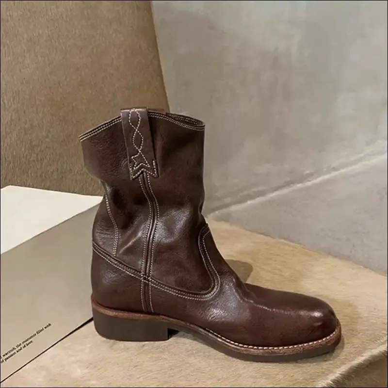 Chic Round Toe Platform Boots for Trendy Women