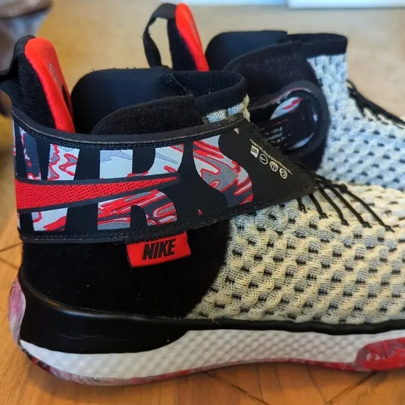 Nike Air Zoom Universe White Sport Red Men`s Shoe Size 6.5 (EUR 39)