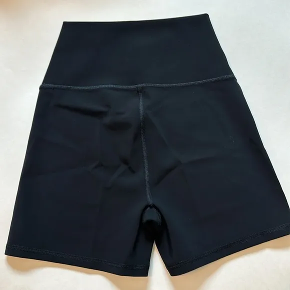NWOT ALO Yoga 3” High-Waist Airlift Short