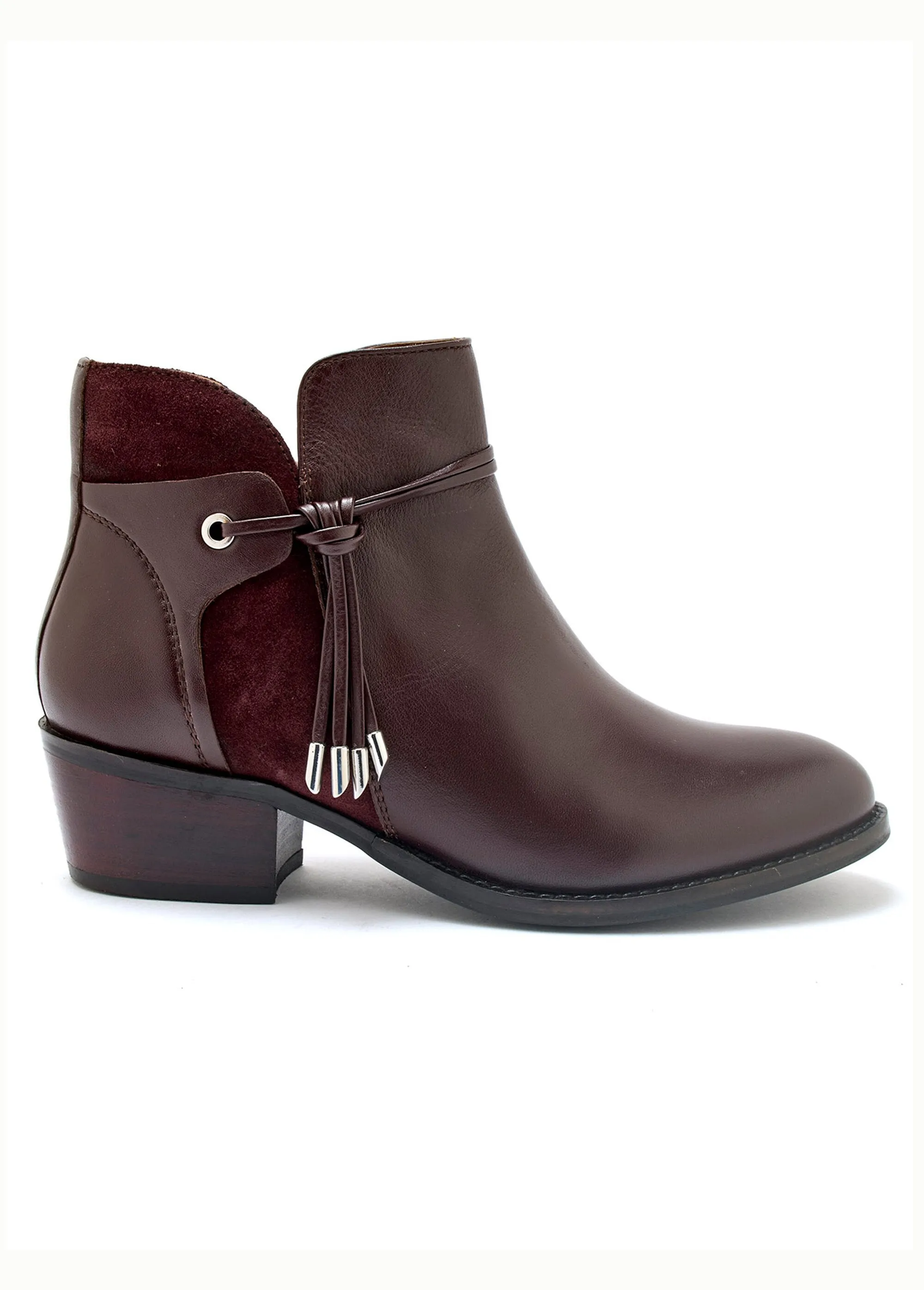 Western-style leather boots